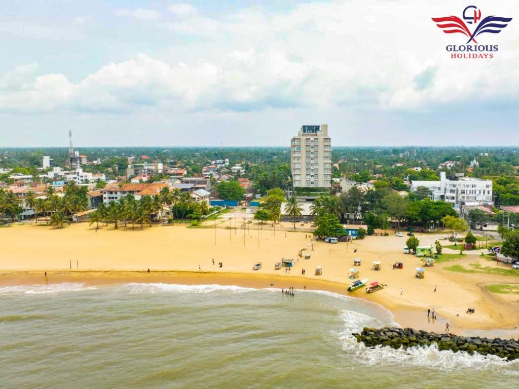 - The Breeze By Glorious Holidays Apartment *