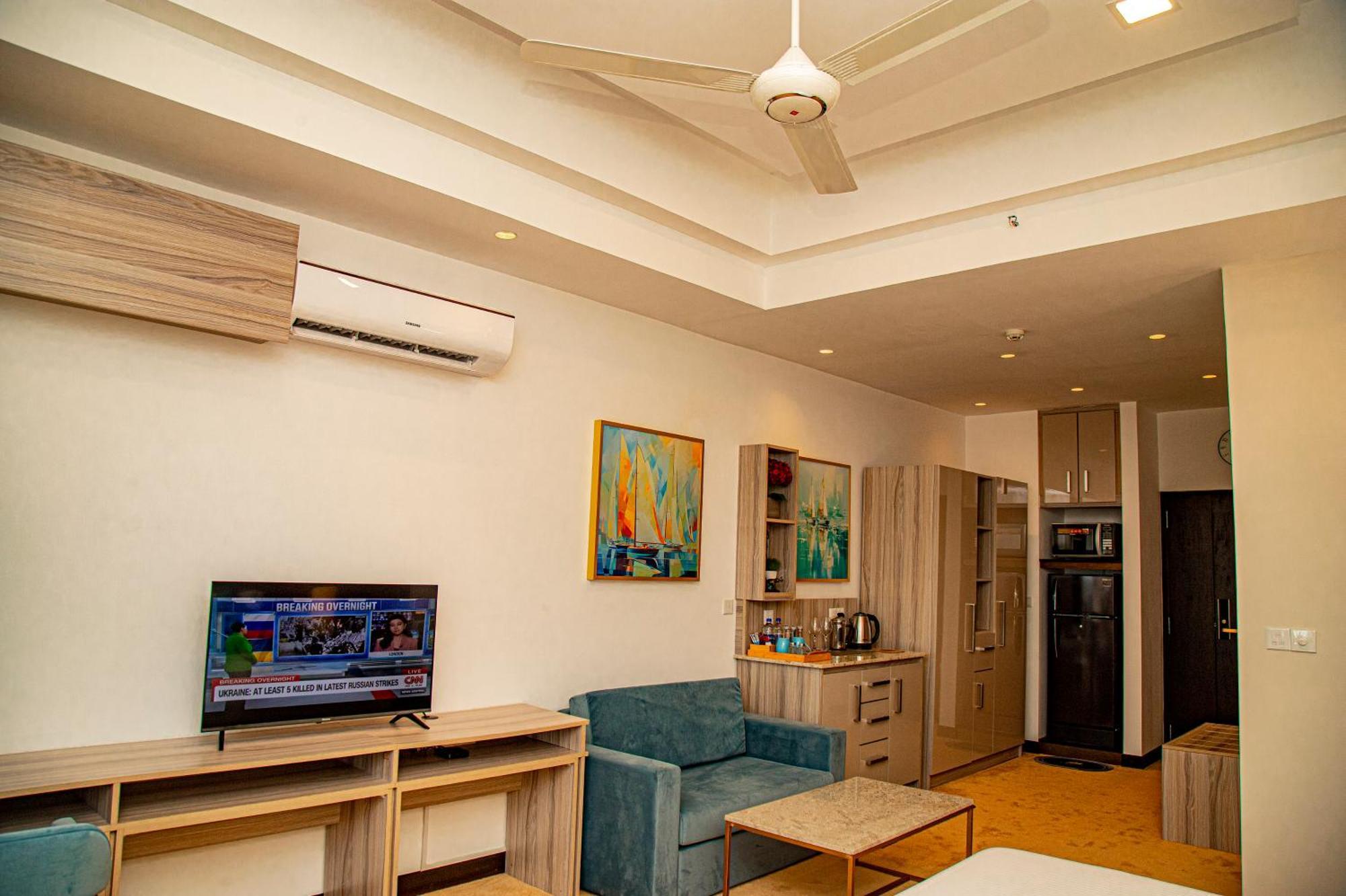 - The Breeze By Glorious Holidays Apartment